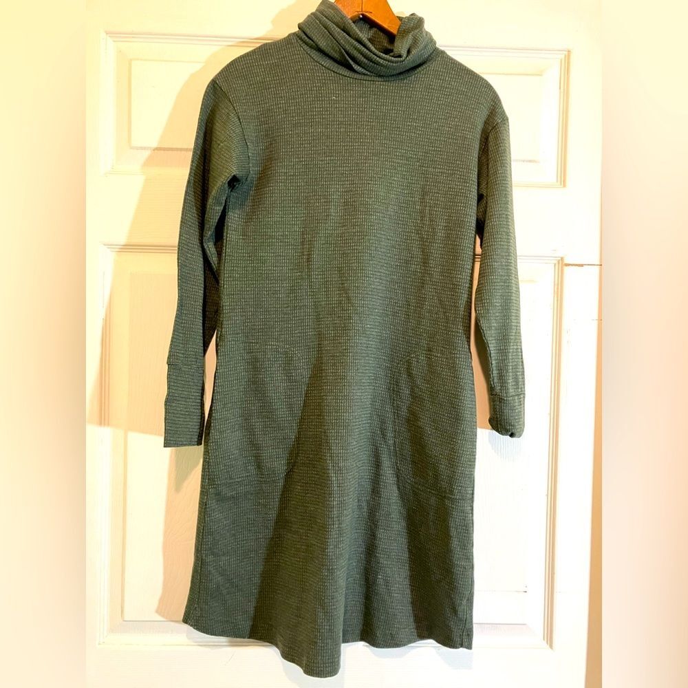 Mountain Khakis, long sleeve, pockets, green, excellent condition, size small